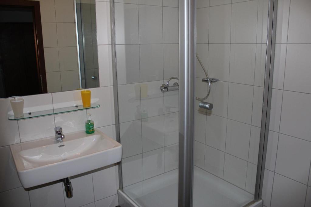 Gasthof Schiefer Zur Zugbruecke Kreuzen  部屋 写真